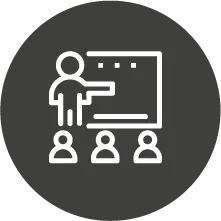 Persona explicando sobre innovación